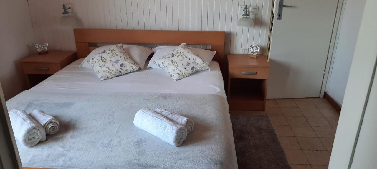 The White House Lumbarda Apartman Kültér fotó